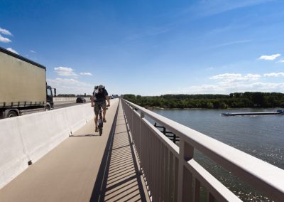 Ortbetonschutzwand auf der Schiersteiner Brücke zum Schutz der Fußgänger und Radfahrer.