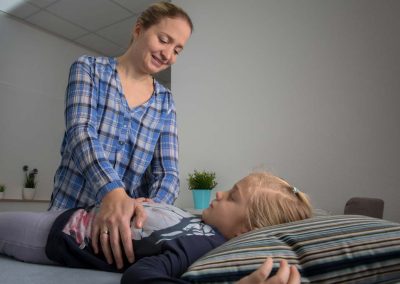 Oseopathische Behandlung eines Kindes
