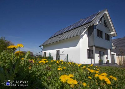 Fotografie eines Einfamilienhauses mit Solaranlage in Weitersburg