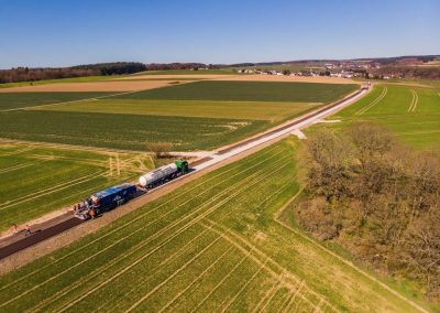 Industriefotografie: Luftaufnahmen mit der Drohne vom Strassenbau.