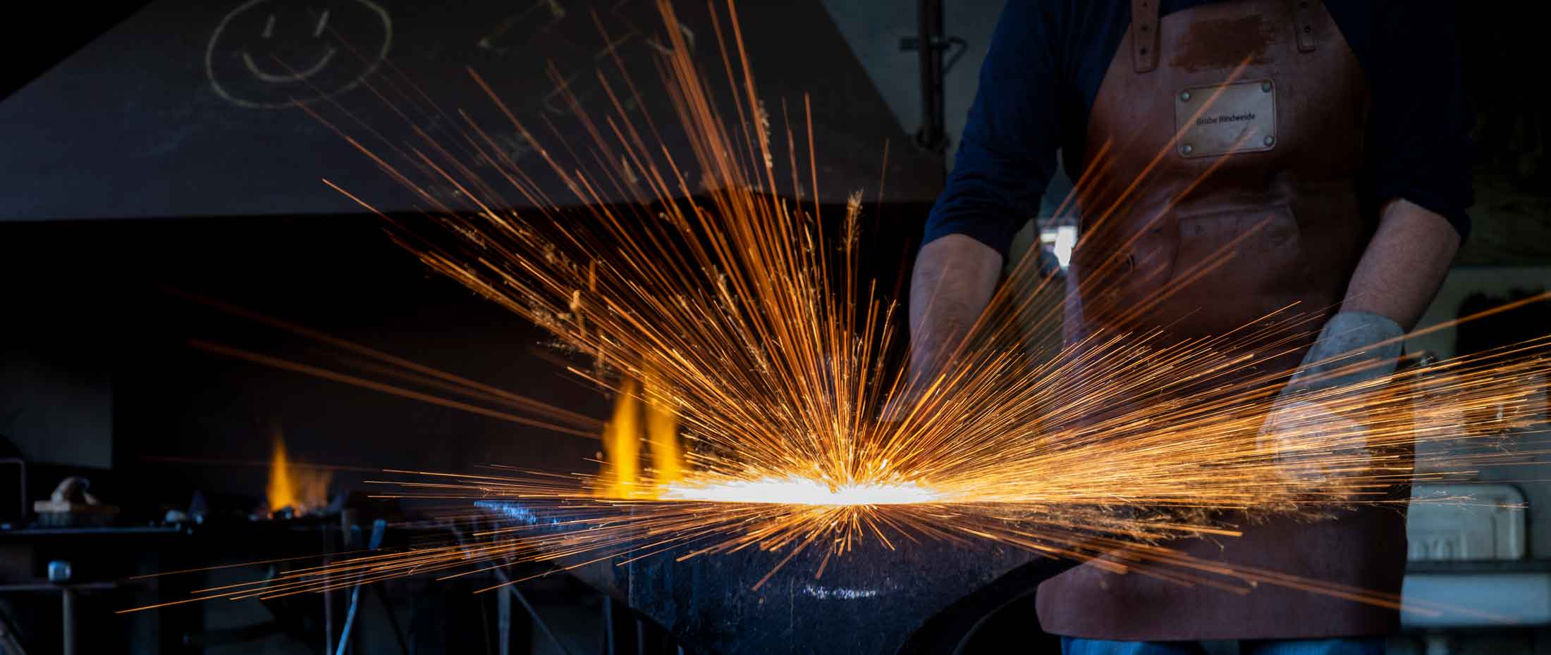 Funken sprühen beim Handwerk des Schmieds