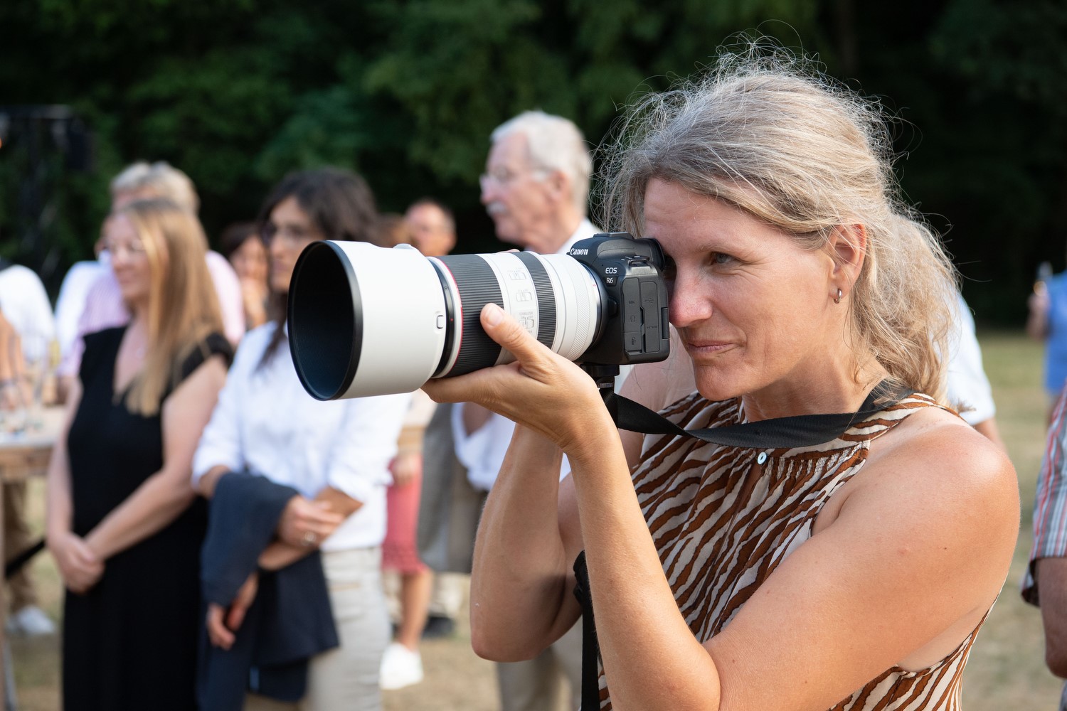 Britta Hilpert als Fotografin während der Jubiläumsfeier der Firma Schnorpfeil in Treis-Karden.