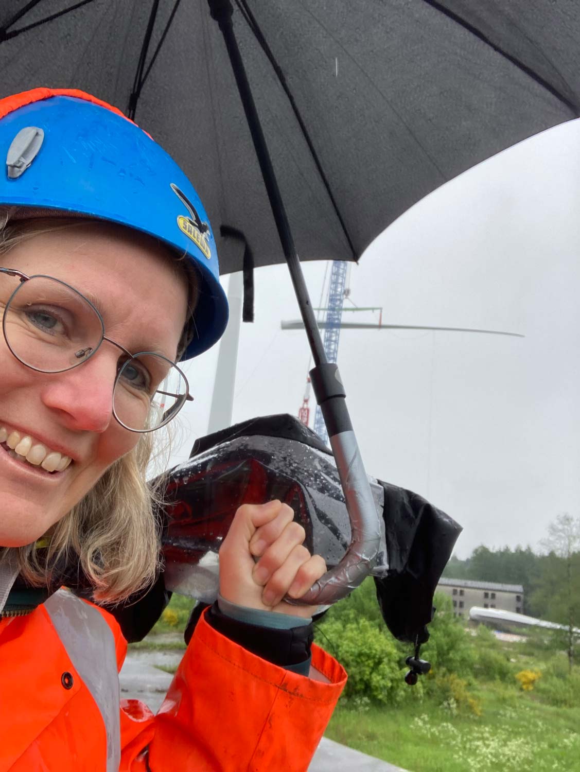 Baustellenfotografin Britta Hilpert auf der Baustelle eines Windparks