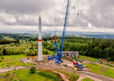 Drohnenaufnahme zum Bau einer Windenergieanlage in der Eifel