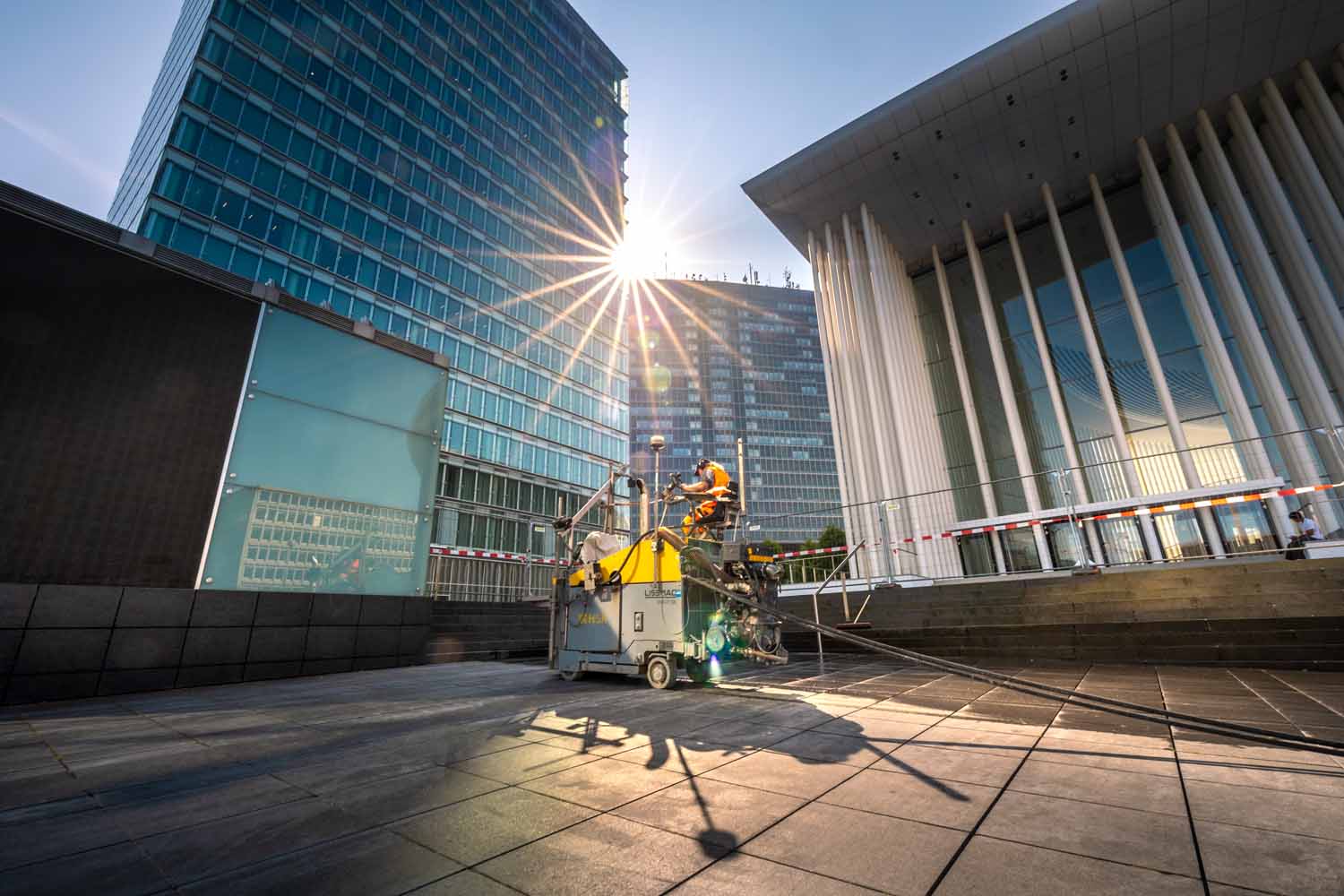 Baufotografie in Luxembourg: Fugensanierung auf dem Place de l'europe rund um Philharmonie und Europäischen Parlament bei strahlendem Sonnenschein.