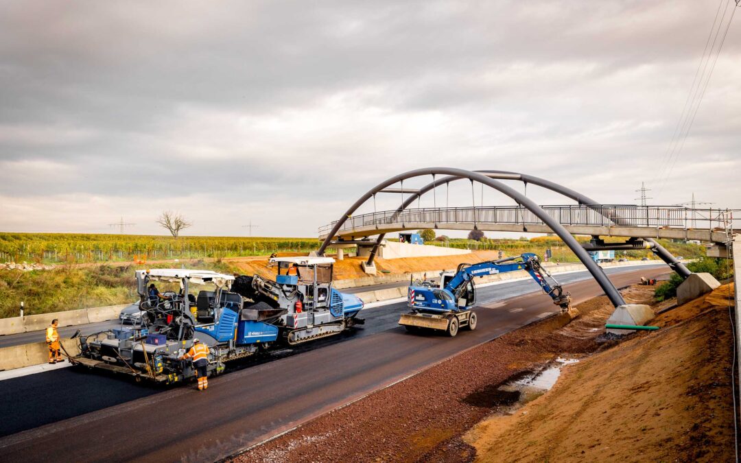 Baufotografie: Geh- und Radwegbrücke über die 4-spurige B 10 bei Landau