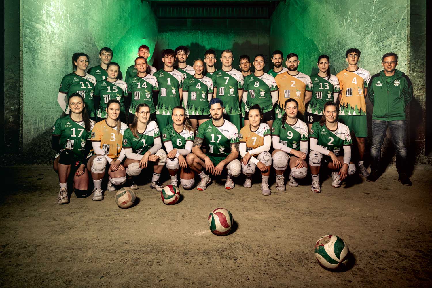 Damen und Herrn Westerwald-Volleys aufgestellt in einer Ton-Lagerbox der Blumentopffabrik Spang.