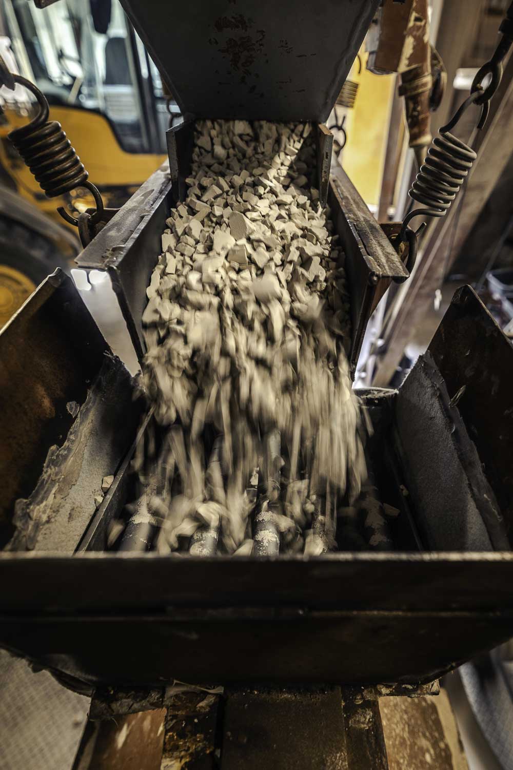 Industriefotografie: Das keramische Material wird über Förderbänder transportiert und sortiert.