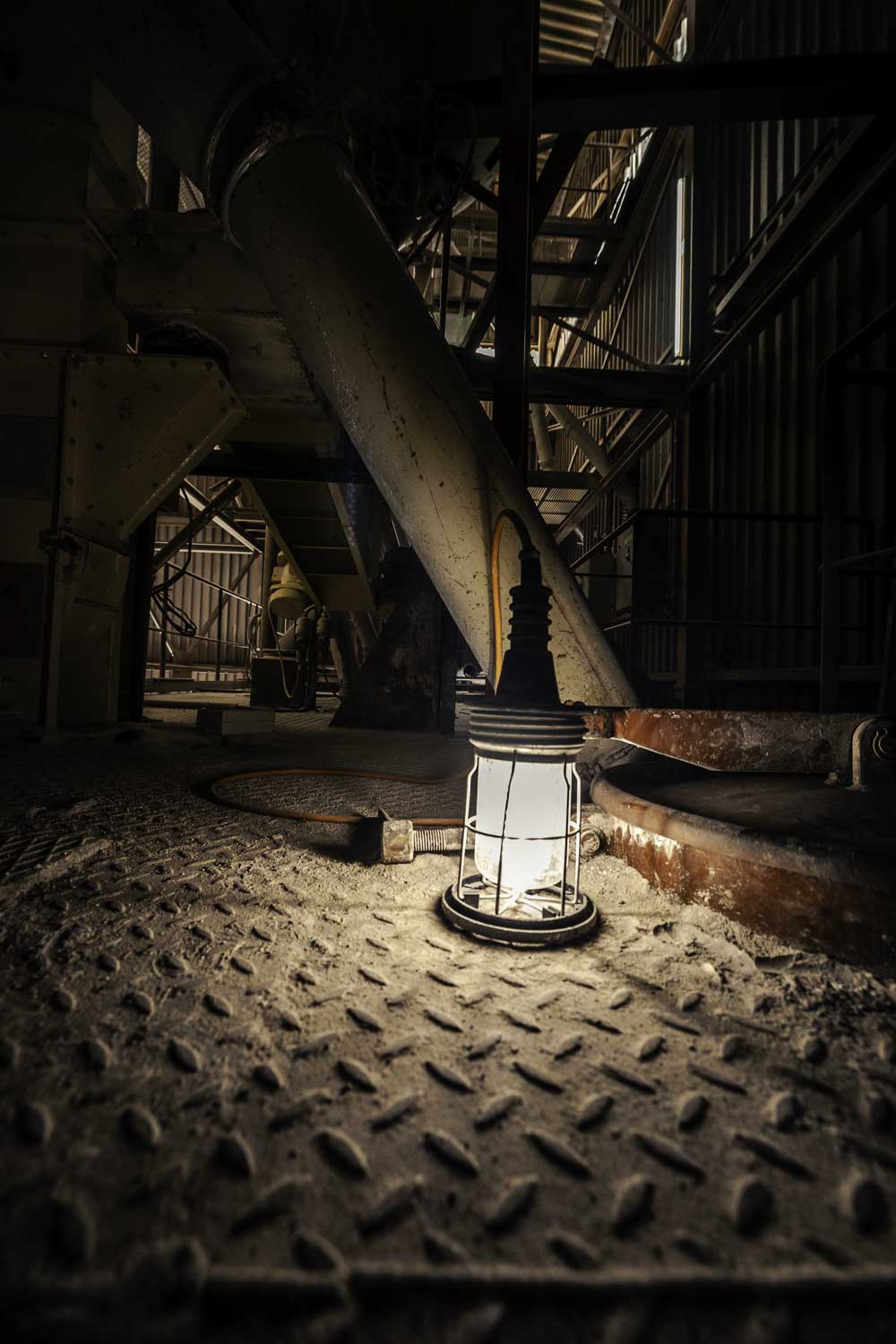 Industriefotografie: Ein schummriges Licht im Mahlwerk erhält industrielle und markige Atmosphäre.