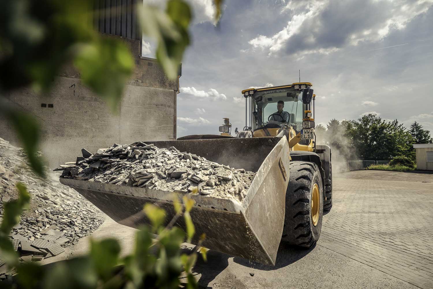 Industriefotografie: Radlader befüllt mit Schüttgut aus Keramikbruch