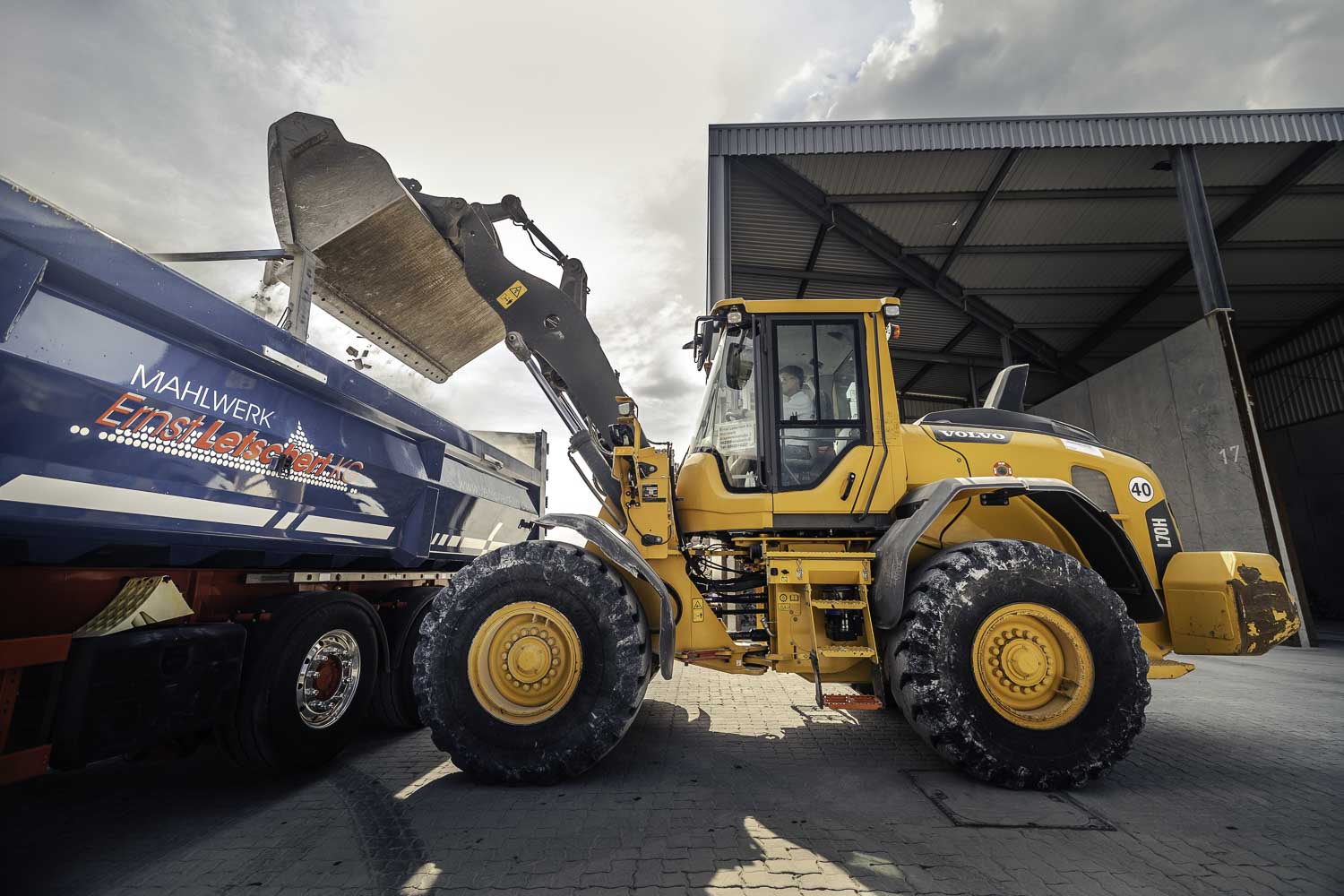 Industriefotografie: Radlader befüllt den Muldenkipper