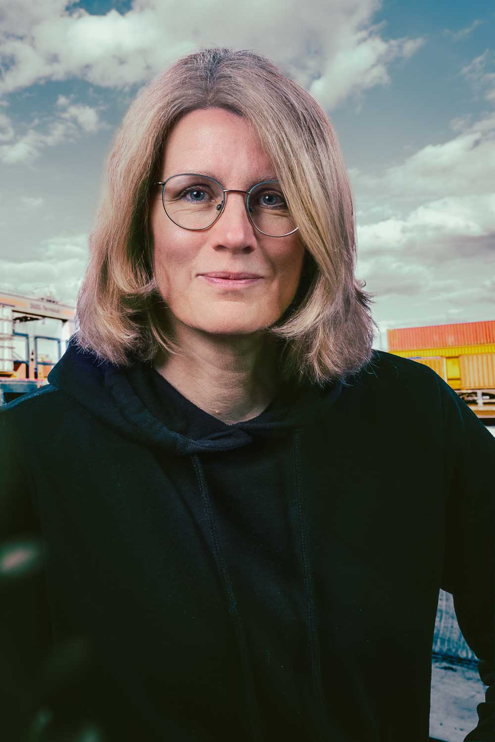 Britta Hilpert auf einer Baustelle am Containerbahnhof bei Stuttgart.